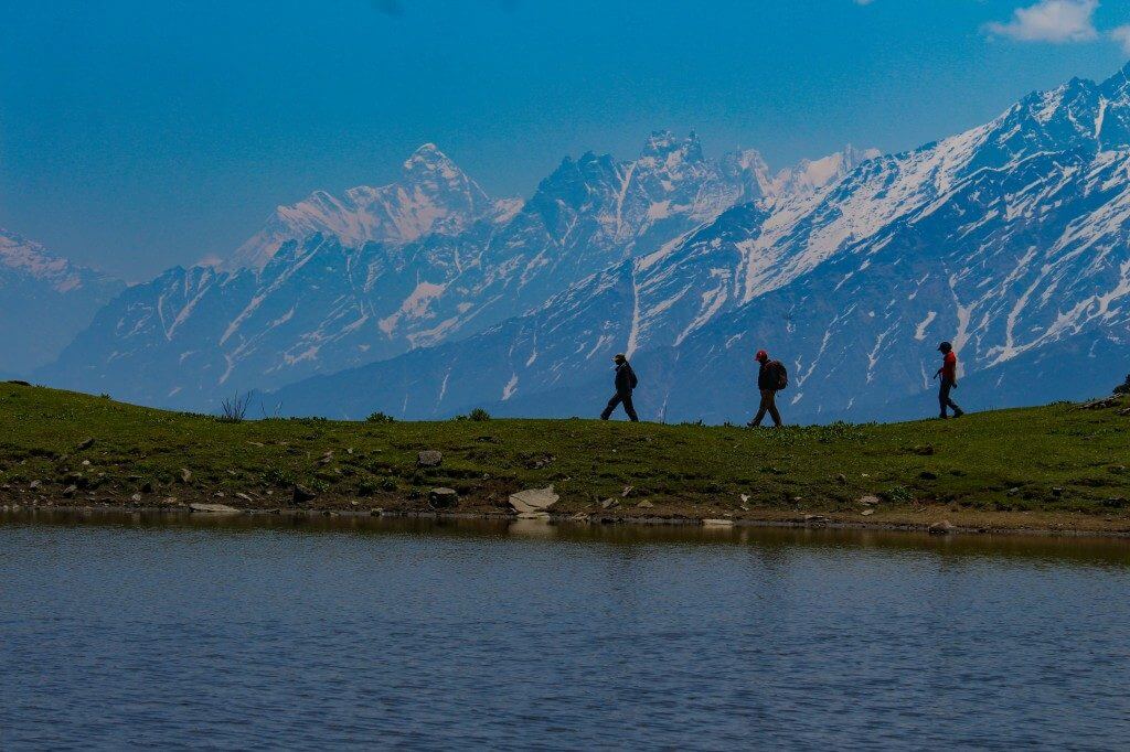 Trekkers crossing the Tali Lake - Pangarchulla Peak